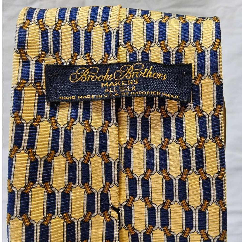 Brooks Brothers Silk Tie Mens Yellow Navy Blue Geometric Chain Link Makers USA - Picture 2 of 9